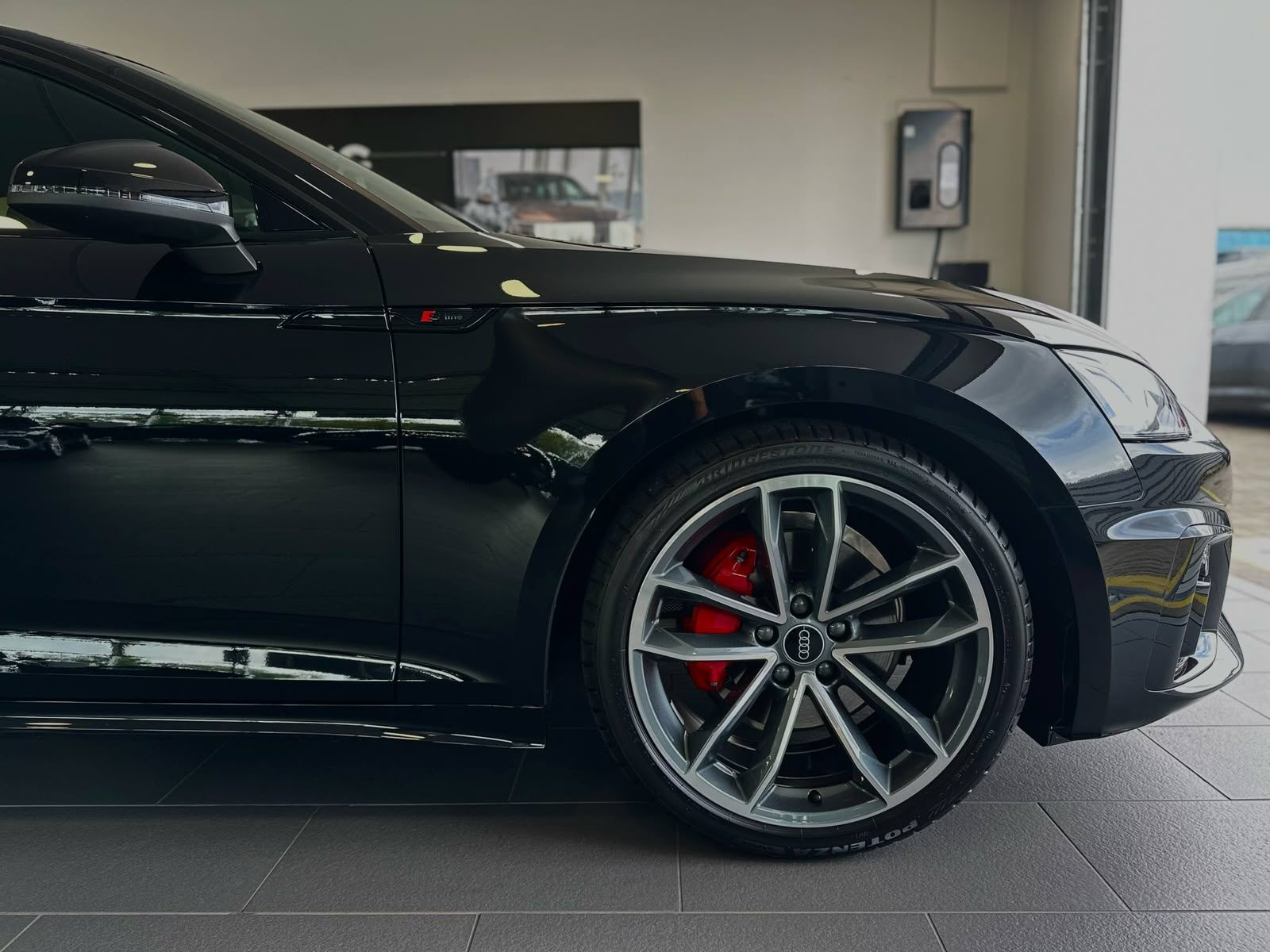 Felga i czerwone zaciski hamulcowe Audi A5 Sportback