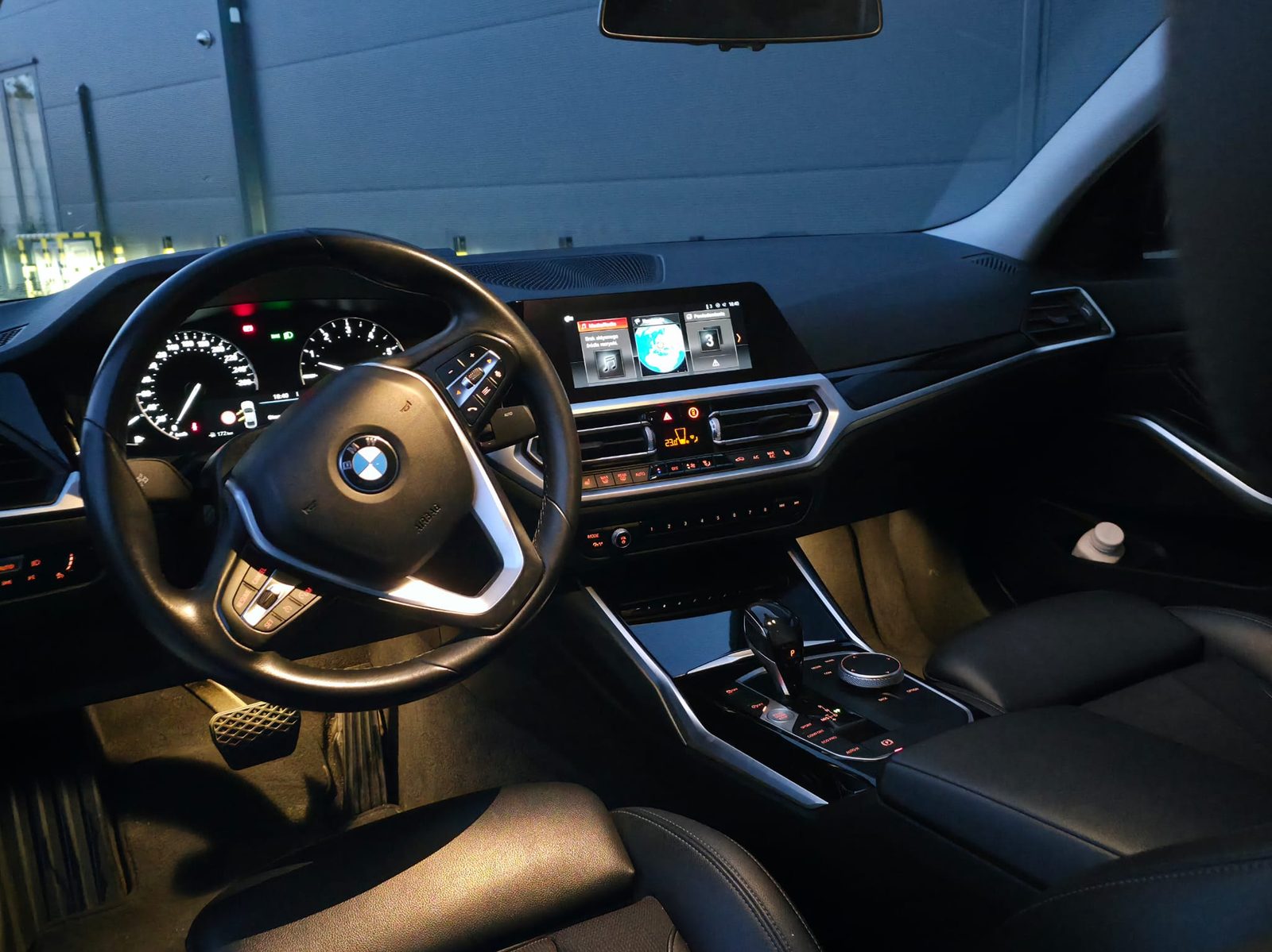 Kokpit BMW 318i G20 2020 z podświetleniem wnętrza