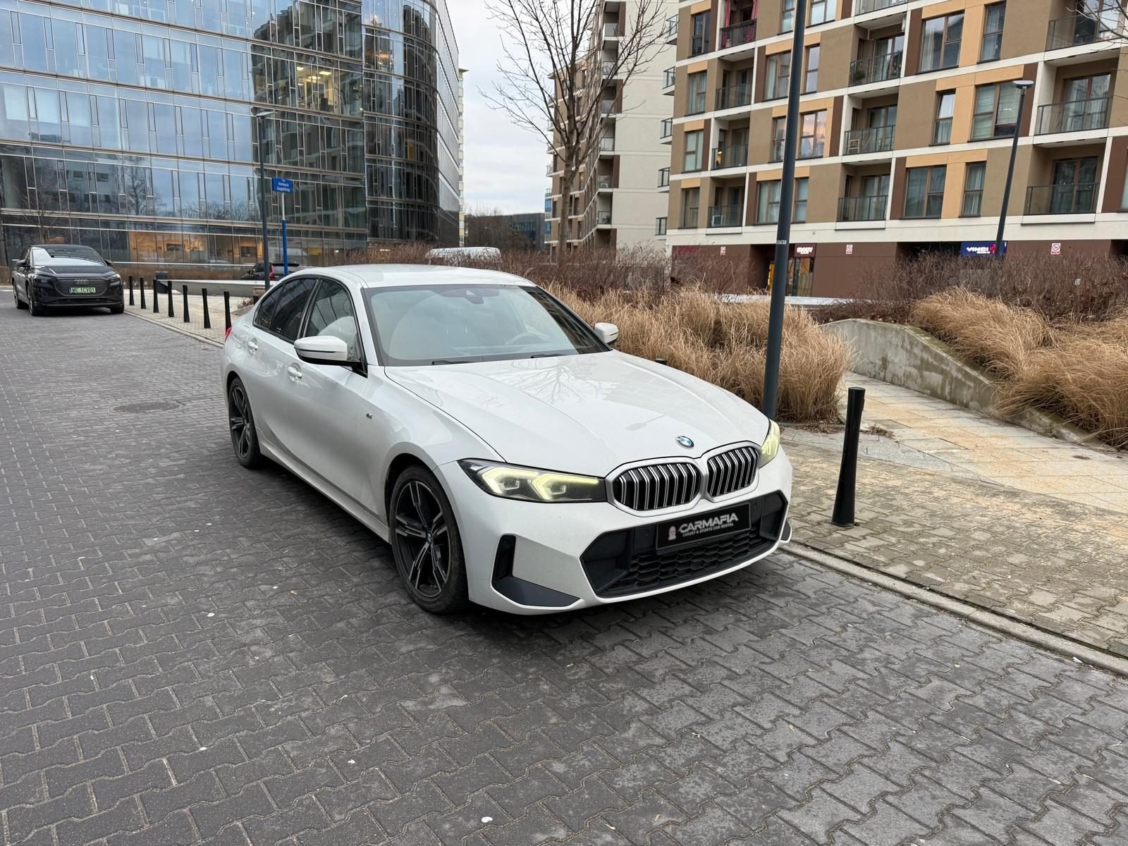 BMW 318i G20 2023 z przodu, pod kątem, z tablicą CarMafia.fun